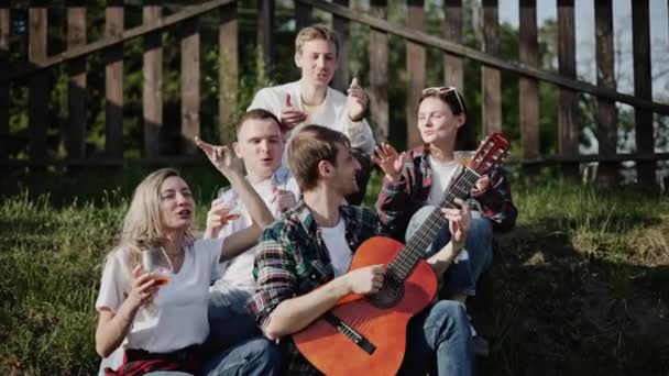 Best Friends Sitting Steps Lake Singing Songs Guitar — Stock Video