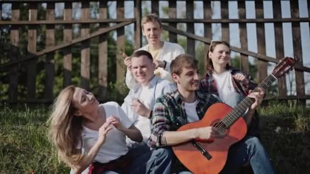 Grupo Sorridente Amigos Cantando Músicas Tocando Guitarra Fazendo Churrasco — Vídeo de Stock