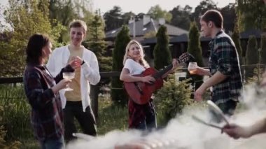 Neşeli bir arkadaş grubu yaz tatilinin tadını güzel bir barbeküyle çıkarıyor. Bir adam ateşte sosis pişiriyor, etten duman yükseliyor. Erkekler ve kızlar dans ediyor, kız gitar çalıyor.