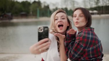 Çekici seksi kızlar güzel bir yaz akşamında eğleniyorlar.