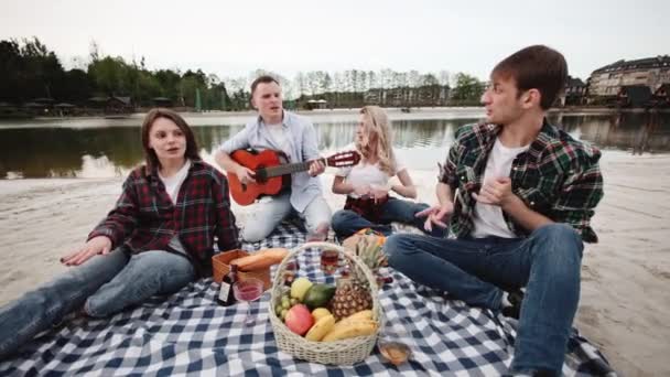Щасливі Друзі Співають Танцюють Гітарі Розважаючись Біля Озера — стокове відео