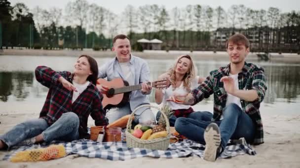 Друзі Сидять Пляжному Ковдрі Співають Танцюють Гітарі Розважаються — стокове відео