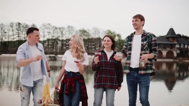 Fiatalok Visszatérnek Egy Naplemente Piknikről Szabadban — Stock videók