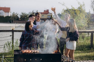 Neşeli bir arkadaş grubu yaz tatilinin tadını güzel bir barbeküyle çıkarıyor. Erkekler ve kızlar dans ediyor, kız göl kenarında gitar çalıyor.
