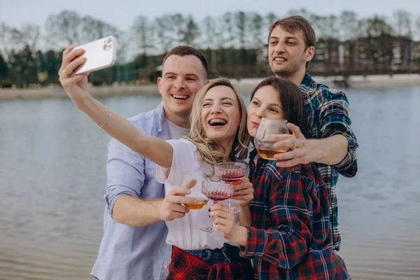 Друзья Весело Отдыхают Делая Селфи Снимая Видео Социальных Сетей Озере — стоковое фото
