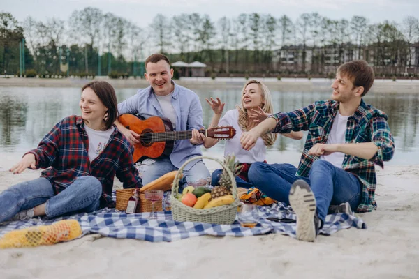 Счастливые Молодые Энергичные Люди Сидят Одеяле Пикника Озера — стоковое фото