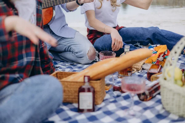 Vrienden Mensen Zitten Een Picknickdeken Buurt Van Het Meer Zingen — Stockfoto
