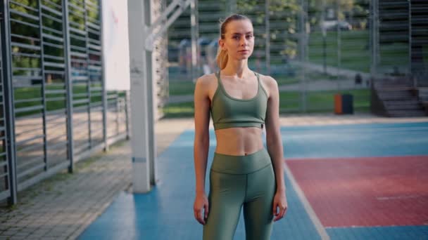 Портрет Здорової Молодої Жінки Стоїть Спортивному Майданчику Позує Рогоносцем — стокове відео