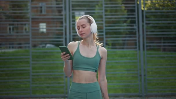 Mujer Joven Deporte Usando Música Aplicación Teléfono Móvil Escuchar Música — Vídeos de Stock
