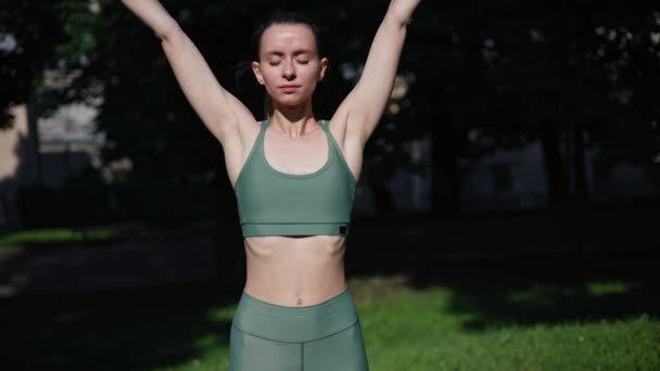 Mujer Estirándose Calentándose Antes Correr Chica Pie Parque Atardecer — Vídeos de Stock