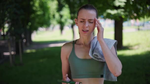 Pěkná Fitness Modelka Běžkyně Zastaví Během Běhu Kvůli Bolesti Hlavy — Stock video