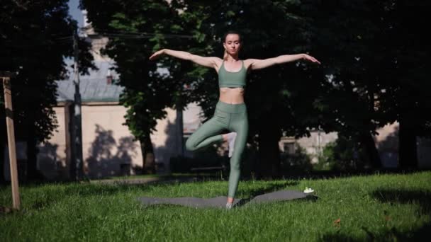 Baumpose Konzept Des Sportlichen Lebensstils Körperpflege Meditation Aktives Leben — Stockvideo