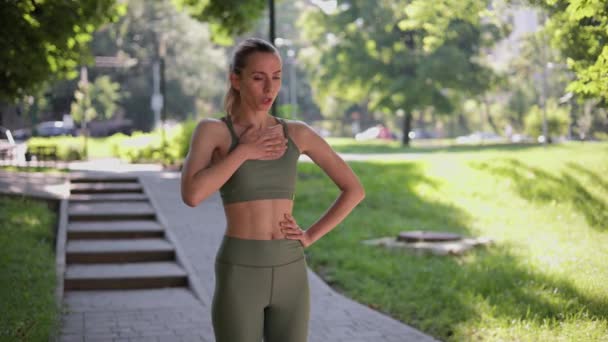 Brustschmerzen Krankheit Problem Während Der Bewegung Durch Jogging Training Freien — Stockvideo