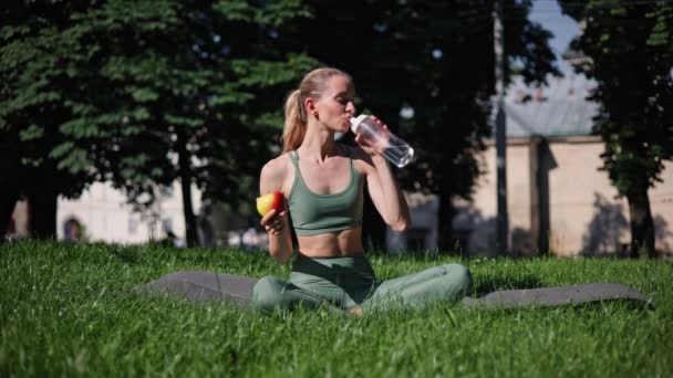Frau Praktiziert Yoga Und Meditiert Bei Sonnenaufgang Über Die Natur — Stockvideo