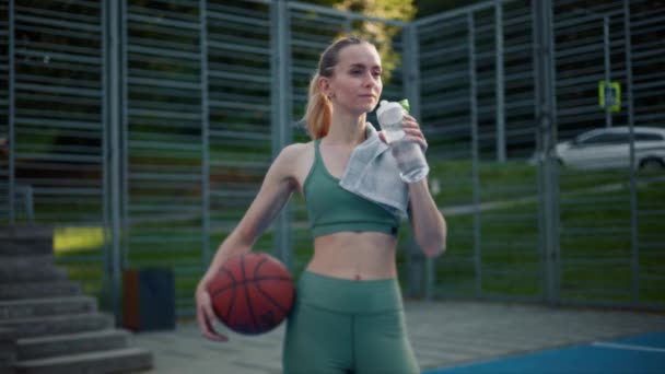 Kvinnlig Idrottsman Idrottskvinna Dricksvatten Från Flaska Efter Basketmatch — Stockvideo