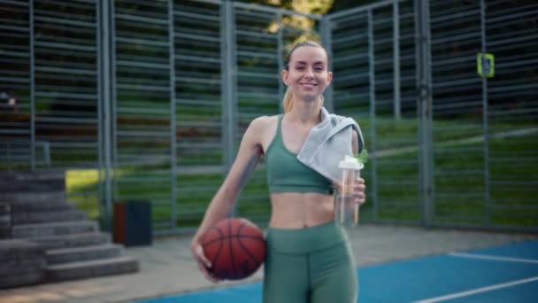 Dziewczyna Ręcznikiem Ramionach Trzyma Piłkę Koszykówki Rękach Boisku Sportowym — Wideo stockowe