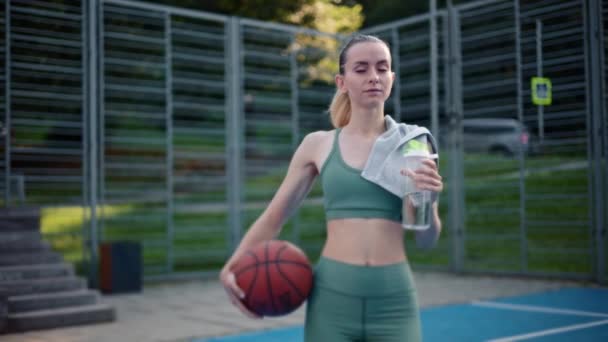 Vrouwelijke Atleet Sportvrouw Wandelen Het Sportveld Een Basketbalwedstrijd — Stockvideo