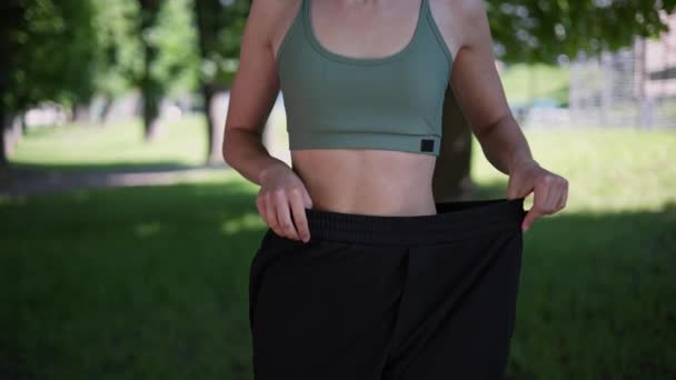 Успешная Женская Потеря Веса Проверка Демонстрация Достижения Похудения — стоковое видео