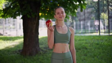 Kız sigarasını çöpe atıyor. Spor ve sağlıklı beslenme.