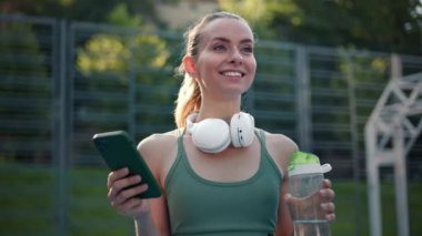 Spor giyim sektöründe sportif bir kadın antrenmandan sonra dinleniyor.