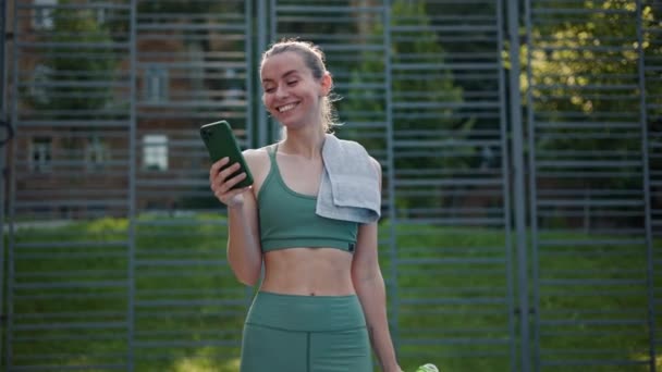 Sportswoman Reaguje Zprávy Mobilním Telefonu Sportovním Hřišti — Stock video