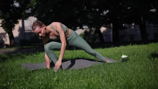 Europese Vrouwen Hurken Atletische Vrouwelijke Persoon Workout Buiten — Stockvideo