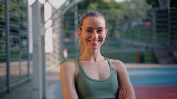 Portret Van Vrouw Ochtend Outdoor Sportvrouw Zoek Naar Camera — Stockvideo