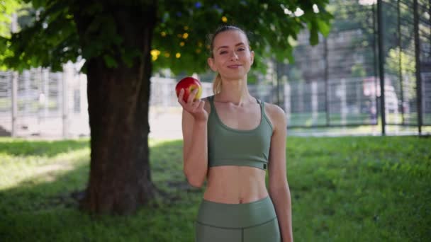 Mädchen Wirft Zigarette Weg Sport Und Gesunde Ernährung Alltag — Stockvideo