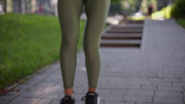 Mulher Jogger Irreconhecível Correndo Parque Sentindo Dor Aguda Joelho — Vídeo de Stock