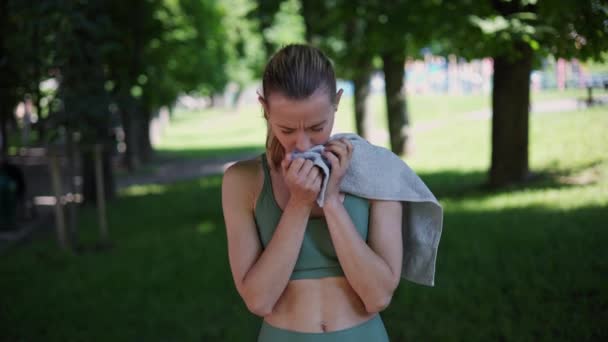 Andfåddhet Efter Löpning Indikerar Potentiella Lung Eller Hjärtproblem — Stockvideo