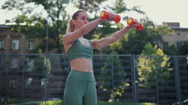 Młoda Stonowana Kobieta Atleta Wykonuje Ćwiczenia Świeżym Powietrzu — Wideo stockowe