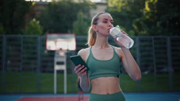 Pige Ser Træningsskemaet Mobil App Udendørs Drikkevand – Stock-video