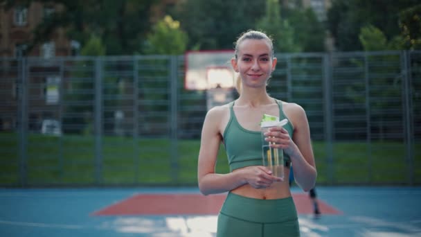 Profesyonel Bayan Koşucu Idmandan Sonra Elinde Bir Şişesi Tutuyor — Stok video