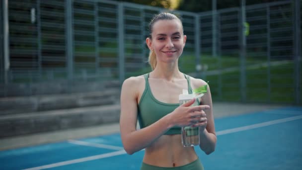 Спортсменка Воду Спортивної Пляшки Спортивному Полі — стокове відео