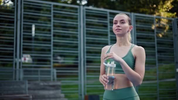 Sportswoman Chůze Sportovním Hřišti Hydratace Těla Sportovním Cvičení — Stock video