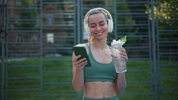 Meisje Luisteren Naar Muziek Een Mobiele Applicatie Lopen Ochtend Workout — Stockvideo
