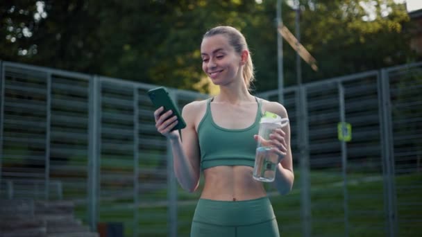 Ung Atletisk Kvinna Skapar Inlägg Idrottsträning Mobil Applikation — Stockvideo