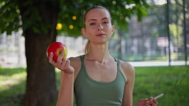 Девушка Демонстрирует Актуальность Спорта Здорового Питания Повседневной Жизни — стоковое видео