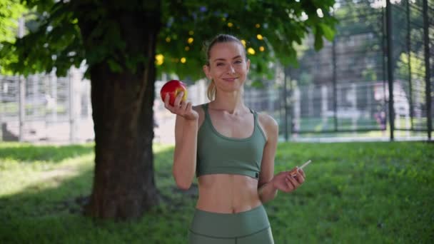 跑步者拿着新鲜的苹果和香烟 做手势 不要做手势 不要说不 — 图库视频影像
