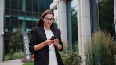 Kendine güvenen güzel bir iş kadını cep telefonundan mesaj atıyor. Sosyal Ağ
