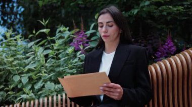 Şok olmuş yüzlü kadın mektup okuyor. Üzgün kız, kötü haberi duyunca üzülüyor.