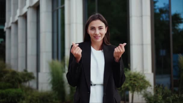 Mulher Negócios Sorrir Esfregando Dedos Mostrar Gesto Dinheiro Venha Dar — Vídeo de Stock