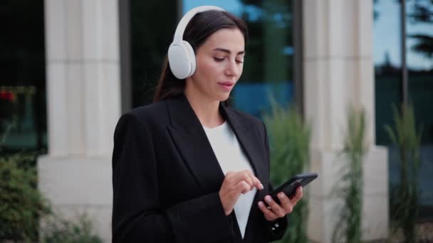 Stylowa Kobieta Biznesu Słucha Swojego Ulubionego Utworu Muzycznego Słuchawkach Bezprzewodowych — Wideo stockowe