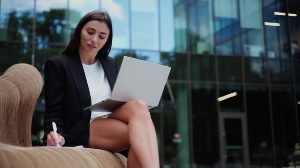 Freelancer Mulher Moda Focado Sentado Banco Digitação Laptop Toma Notas — Vídeo de Stock