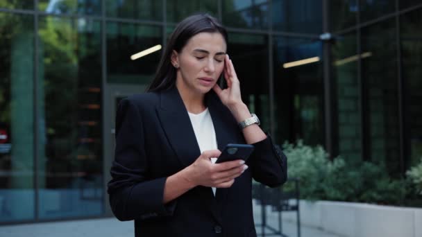Kobieta Odczuwa Straszny Ból Migreny Problemy Pracą Wiadomość Mobilna — Wideo stockowe