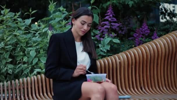 Młoda Atrakcyjna Bizneswoman Siedzi Pobliżu Biura Delektując Się Świeżą Sałatką — Wideo stockowe