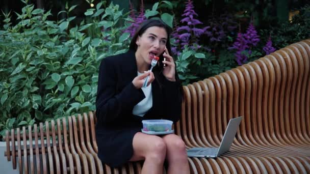 Bizneswoman Jedząca Sałatkę Pracy Rozmawiająca Przez Telefon Komórkowy — Wideo stockowe