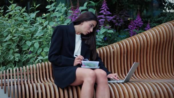 Business Lady Eating Fresh Salad Work Day Responding Job Offer — Stock Video