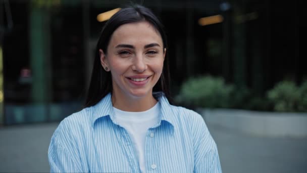 Selbstbewusste Schöne Frau Blauen Hemd Posiert Für Erfolgreiches Business Porträt — Stockvideo