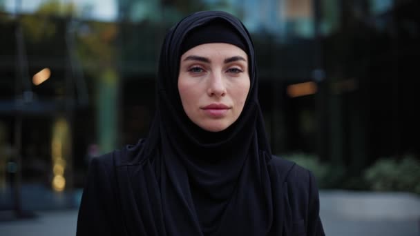 Jong Azië Moslim Vrouw Poseren Voor Business Headshot Outdoor — Stockvideo